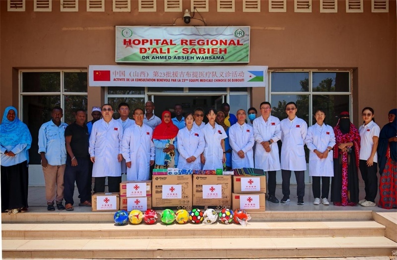 中國（山西）第23批援吉布提醫(yī)療隊在當?shù)亻_展義診，并捐贈一批急需藥品。中國（山西）第23批援吉布提醫(yī)療隊供圖