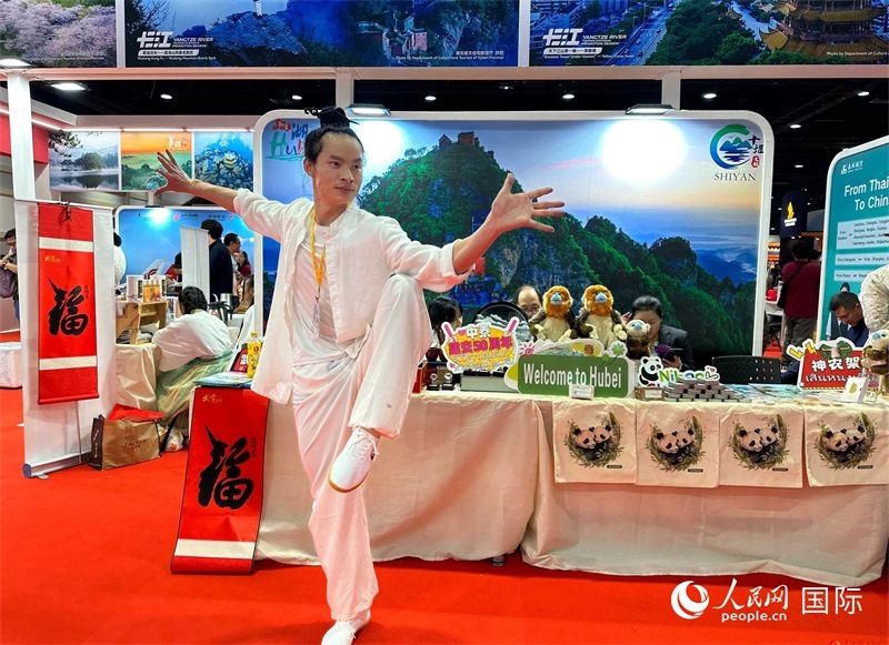 中國(guó)武當(dāng)功夫走進(jìn)東南亞，以精湛的武藝和飄逸的身姿詮釋中國(guó)武術(shù)的精髓。人民網(wǎng)記者 簡(jiǎn)承淵攝