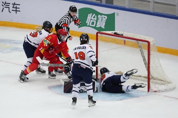 中國隊球員曲樂(左二)破門得分。圖片來源：中國冰球協(xié)會 此役中國隊首發(fā)陣容是詹佳慧、于柏巍、孔明會、趙啟男、曲樂、方新。比賽進行至2分43秒，荷蘭隊率先取得進球，1:0領(lǐng)先。失球后的中國隊打得更加積極主動，多次獲得射門機會，但可惜沒有破門得分。 第二節(jié)39分34秒，中國隊曲樂在王佳欣和孔明會的助攻下破門，將比分扳平，這也是中國隊在本屆賽事中取得的首個進球。 末節(jié)43分42秒，荷蘭隊球員勾人犯規(guī)，被判罰任意球。中國隊張夢瑩執(zhí)行并打進，2:1反超比分。最后階段，荷蘭隊撤下守門員，場上6人進攻但未能進球。最終，中國隊以2:1逆轉(zhuǎn)戰(zhàn)勝對手，取得本屆世錦賽首場勝利。 在昨日進行的另外兩場比賽中，奧地利隊3:2力克斯洛伐克隊，法國隊2:1戰(zhàn)勝丹麥隊。三輪比賽過后，奧地利隊三戰(zhàn)全勝領(lǐng)跑積分榜，斯洛伐克隊和法國隊2勝1負分列二、三位，丹麥隊和中國隊1勝2負排在四至五位，荷蘭隊三戰(zhàn)皆負積分墊底。