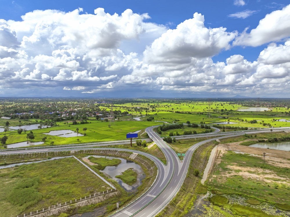 2024年9月25日在柬埔寨磅士卑省拍攝的金港高速公路（無人機照片）。連接柬埔寨首都金邊和最大深水海港西哈努克港的金港高速公路，是中柬共建“一帶一路”標(biāo)志性項目。