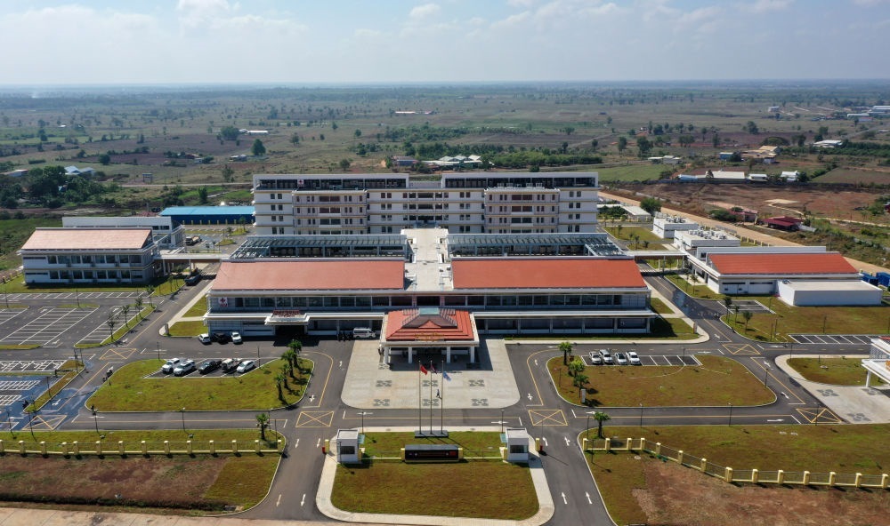 2022年2月17日在柬埔寨特本克蒙省新區(qū)拍攝的中國援柬埔寨特本克蒙省醫(yī)院。