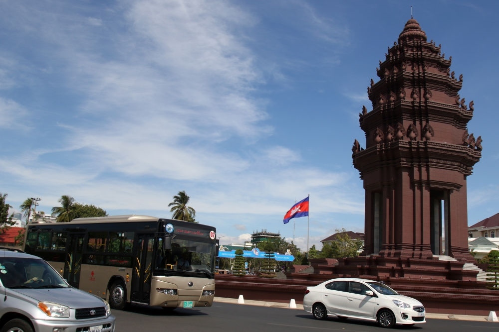 2018年1月5日，在柬埔寨金邊，一輛中國援助的“宇通”公交車經(jīng)過獨立紀(jì)念碑。