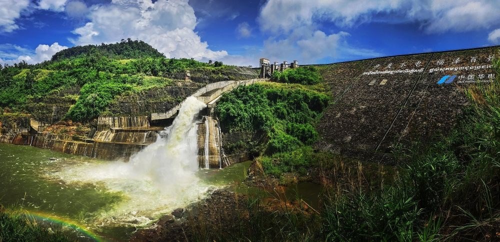 2018年6月22日在柬埔寨戈公省拍攝的中國援柬額勒賽水電站上大壩。