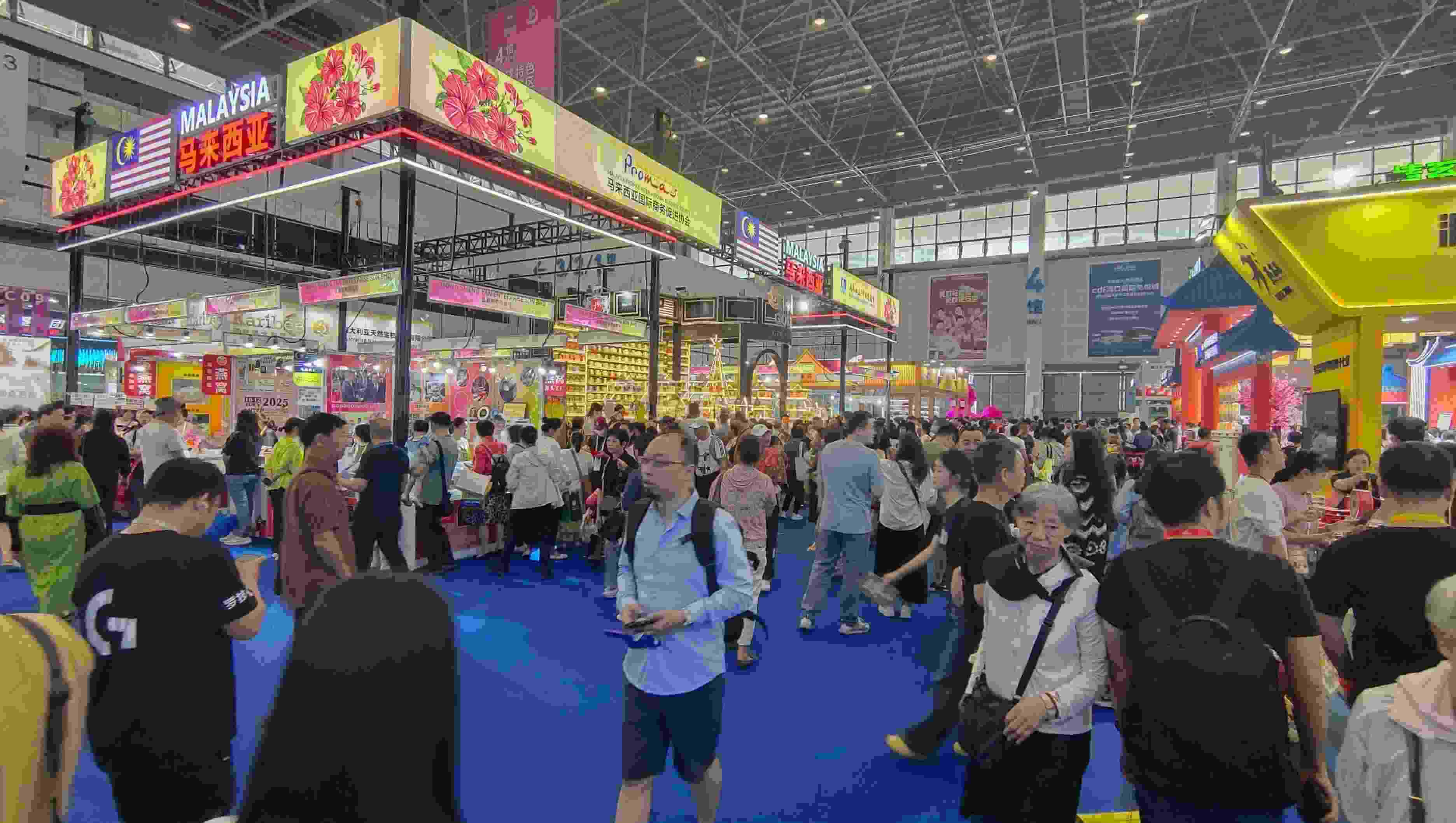 消博會迎來公眾開放日，眾多市民、客商來到展館參觀、購物。人民網(wǎng)記者 李彤?dāng)z