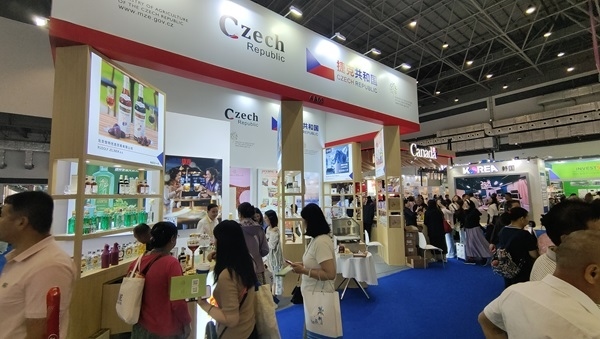 觀展者在各國展臺采購、咨詢。人民網(wǎng)記者 李彤?dāng)z