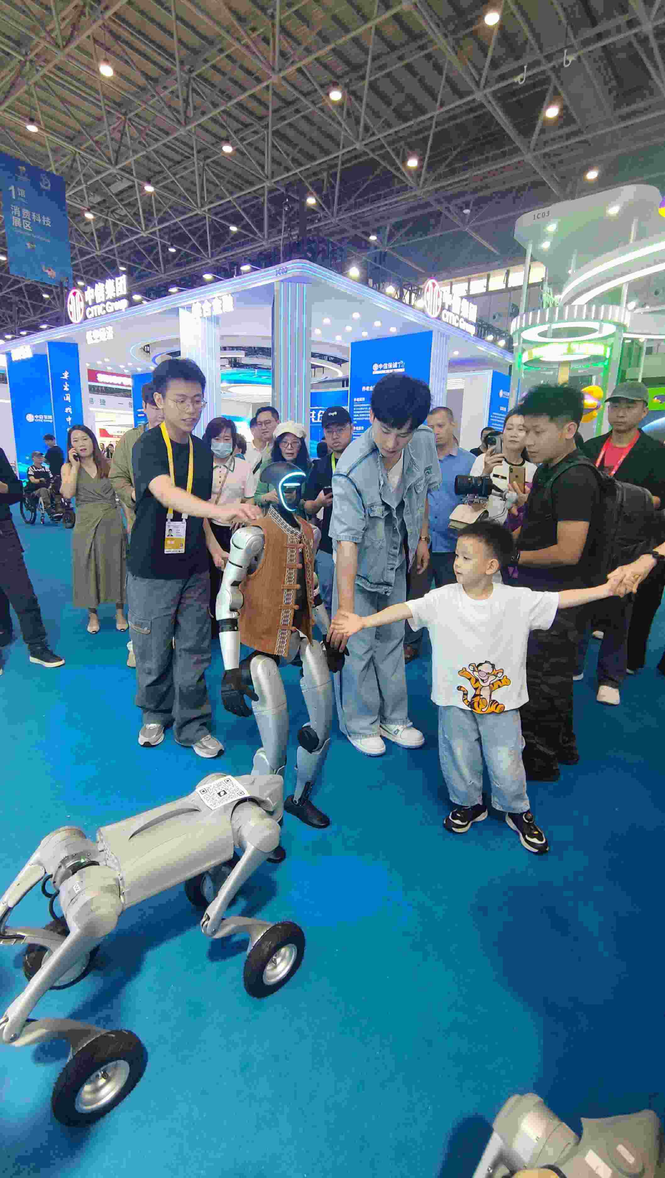 消博會現(xiàn)場，機(jī)器人等科技消費(fèi)產(chǎn)品吸引觀展者駐足。人民網(wǎng)記者 李彤?dāng)z