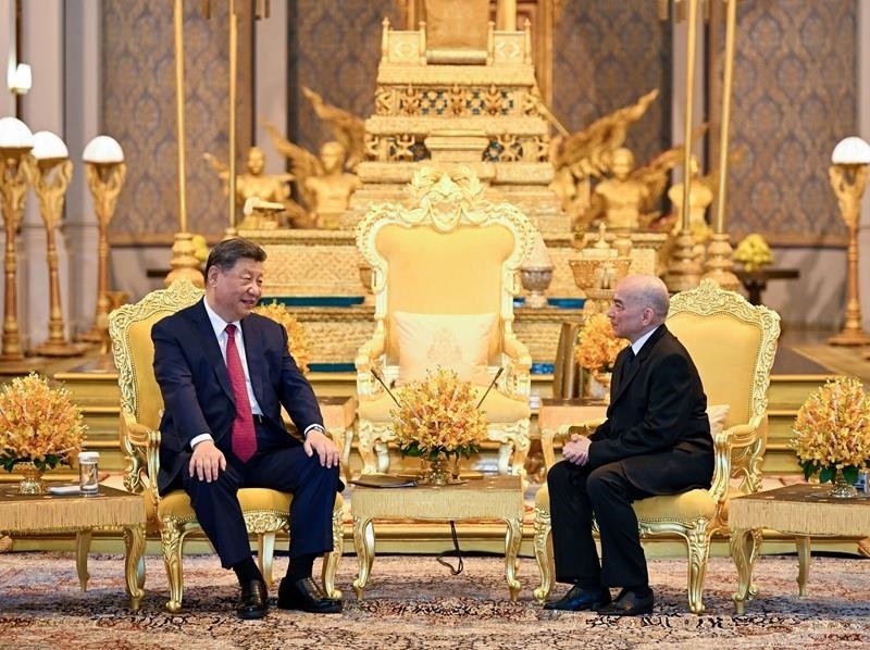 4月17日，柬埔寨國王西哈莫尼同習(xí)近平主席在金邊王宮舉行會見。