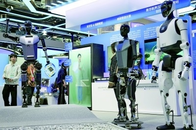 3月27日，在中關村展示中心常設展上，人形機器人“天工”向參觀者招手示意。新華社記者 鞠煥宗攝