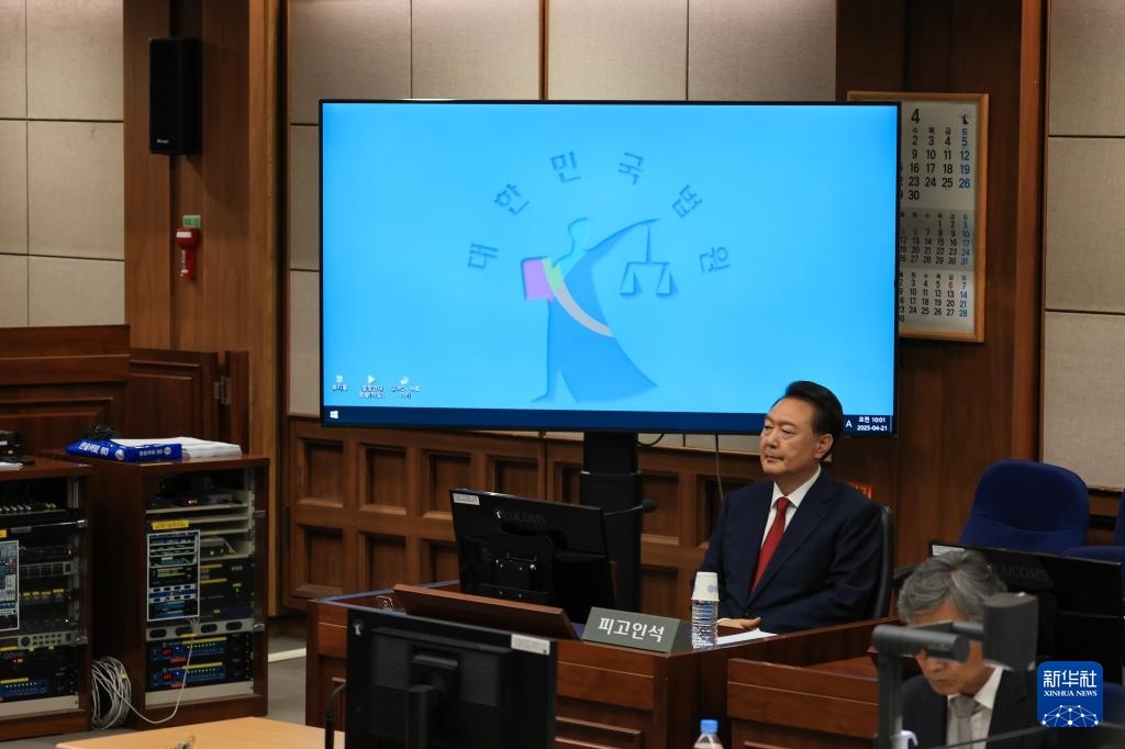 4月21日，尹錫悅在韓國首爾中央地方法院出席庭審。新華社/紐西斯通訊社