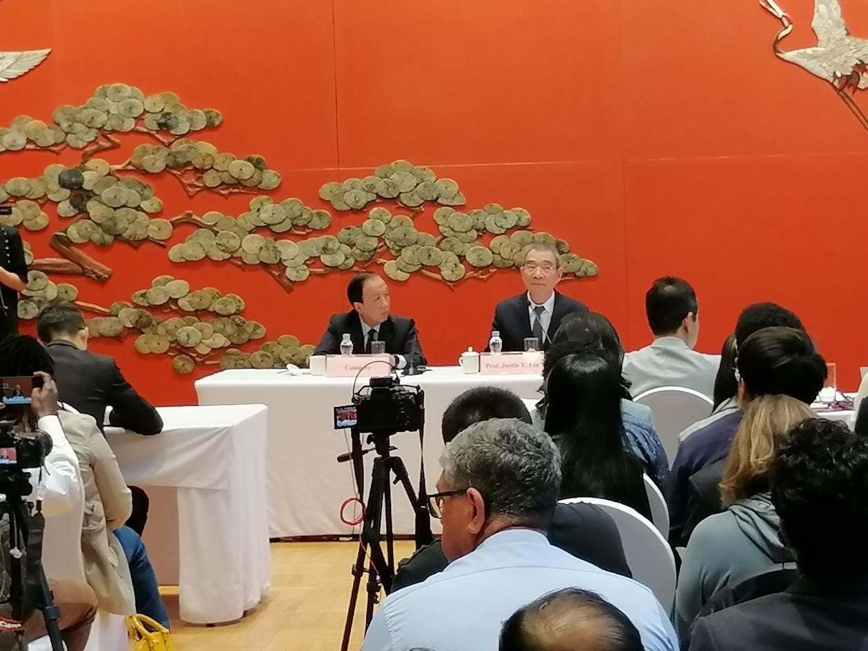 圖為21日舉行的“臨甲7號(hào)沙龍”，林毅夫（右一）在回答中外媒體記者的提問。 人民網(wǎng)記者 李瀟攝