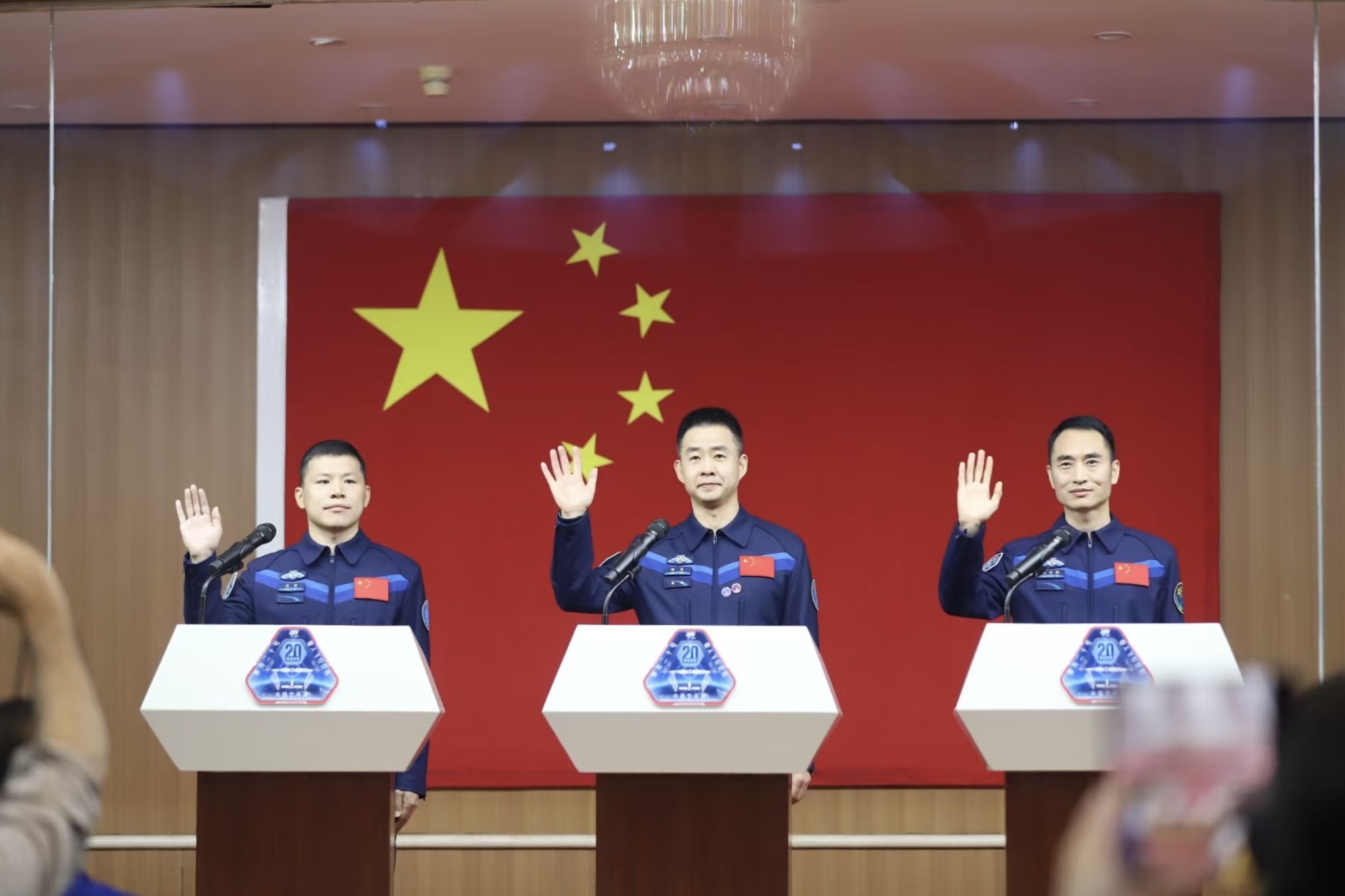 4月23日，神舟二十號(hào)航天員乘組在酒泉衛(wèi)星發(fā)射中心問(wèn)天閣與中外媒體記者集體見(jiàn)面。人民網(wǎng)記者 黃帆攝