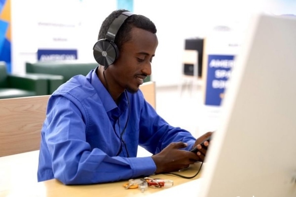 在明亮現(xiàn)代的信息技術(shù)閱覽室，當(dāng)?shù)刈x者正在沉浸式學(xué)習(xí)，塔里克·易卜拉欣攝