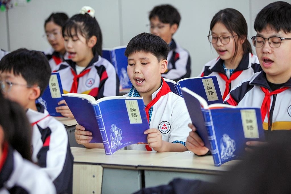 △2025年4月21日，河南焦作，學(xué)生們?cè)谡b讀《論語(yǔ)》。