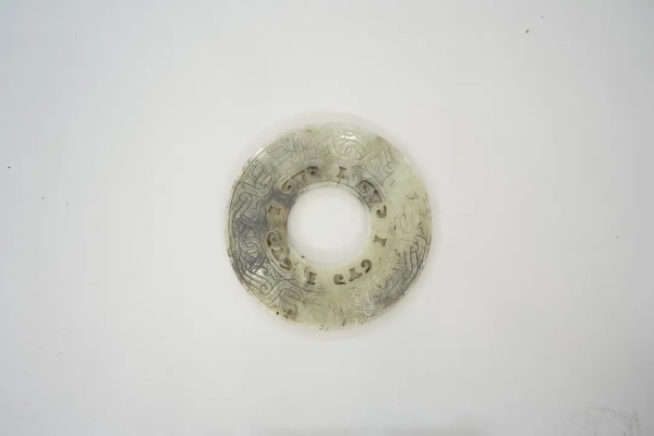 武王墩一號墓出土的鏤孔玉璧。全國十大考古新發(fā)現活動辦公室供圖