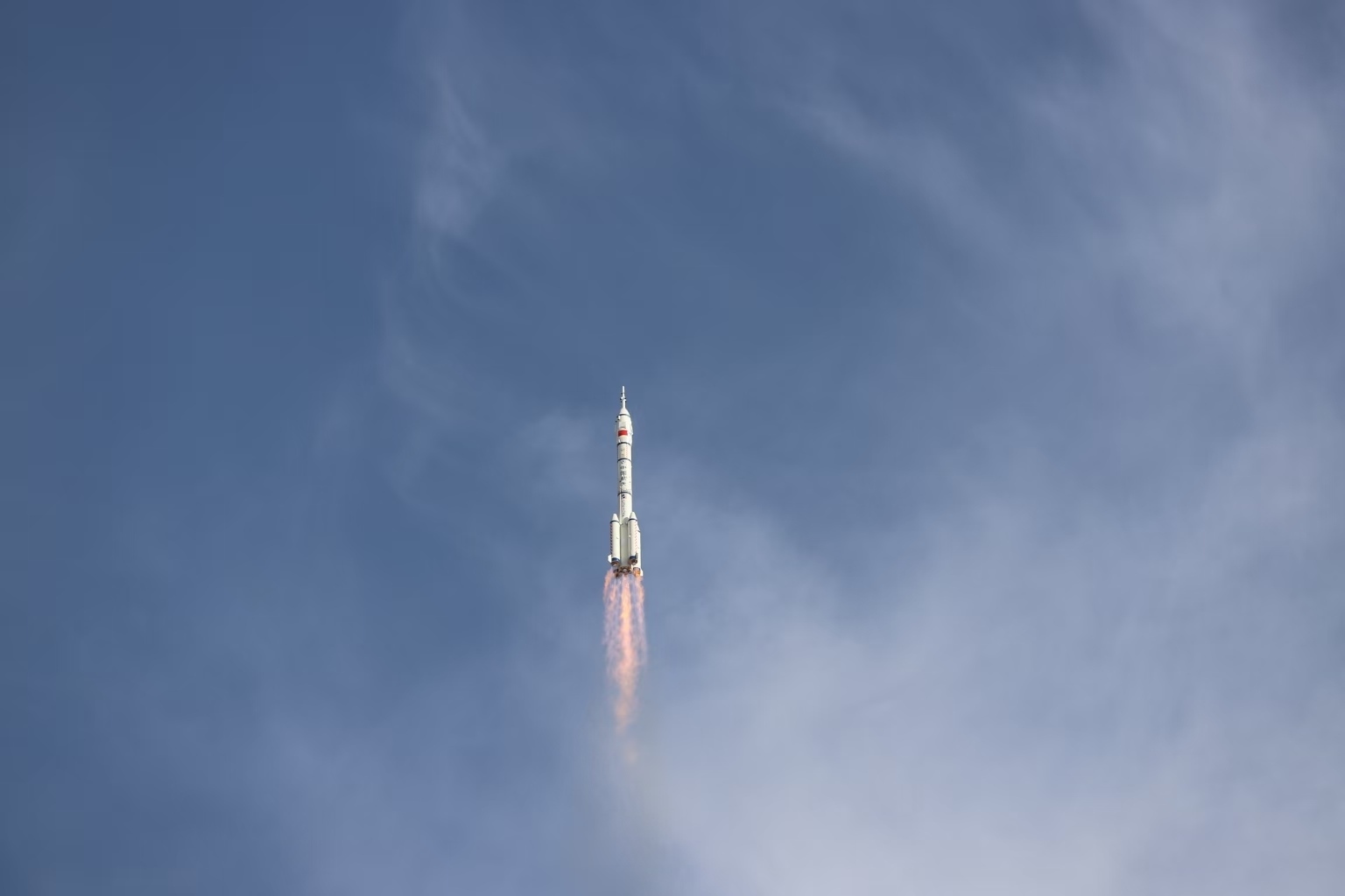 長征二號F遙二十運(yùn)載火箭點(diǎn)火發(fā)射。人民網(wǎng)記者 黃帆攝