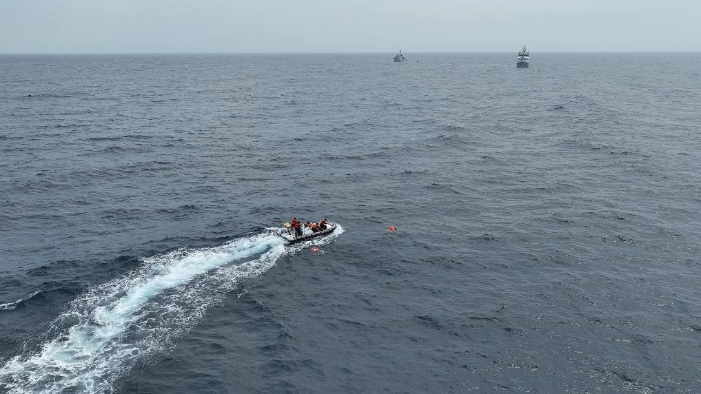 4月23日，中越海警開展海上聯(lián)合搜救演練，模擬營救落水人員。（中國海警供圖）