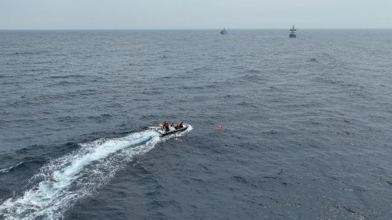 4月23日，中越海警開展海上聯(lián)合搜救演練，模擬營救落水人員。（中國海警供圖）