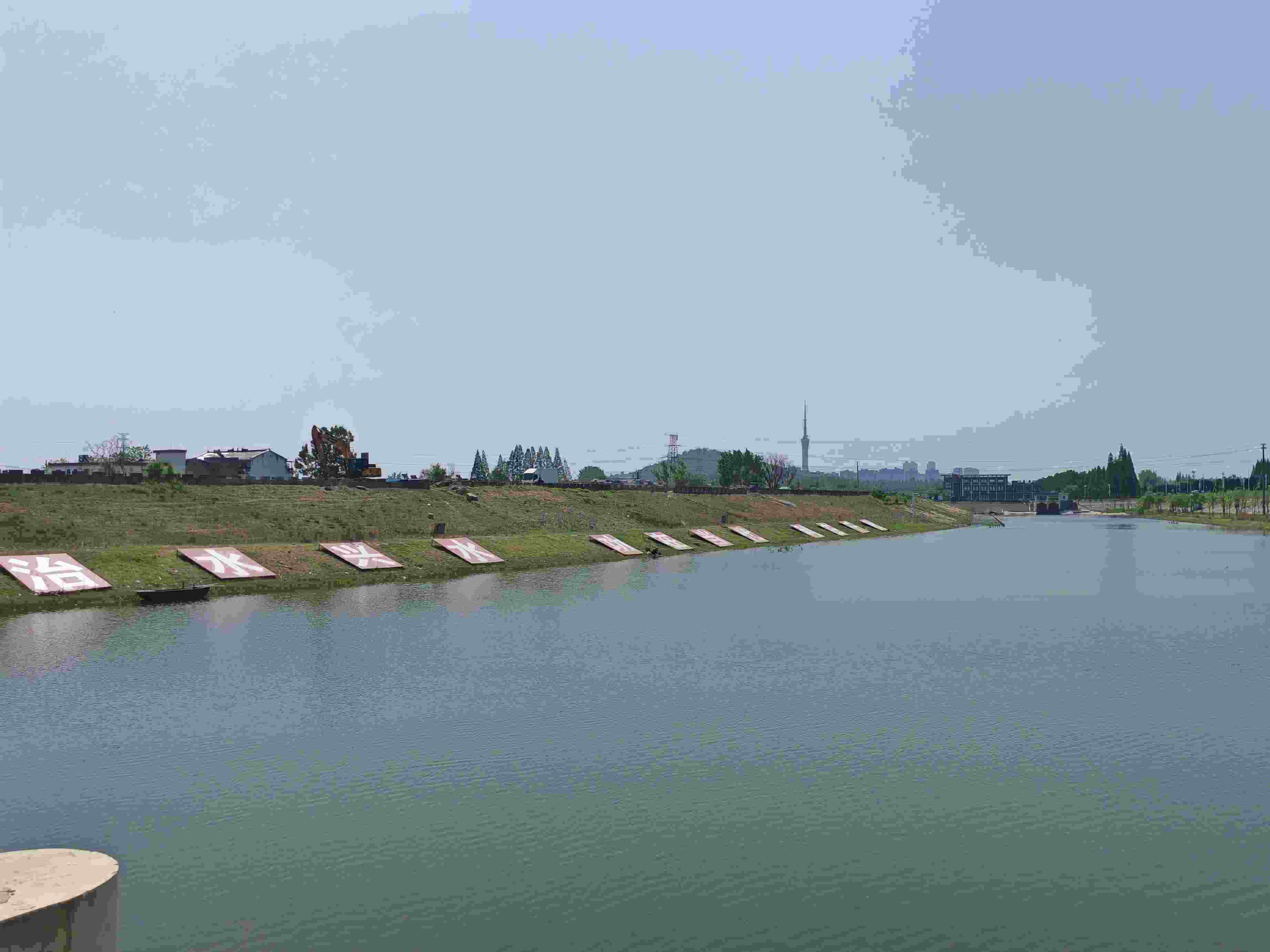 在龍子湖樞紐上眺望靚麗的淮河美景。人民網(wǎng)記者 王子鋒攝