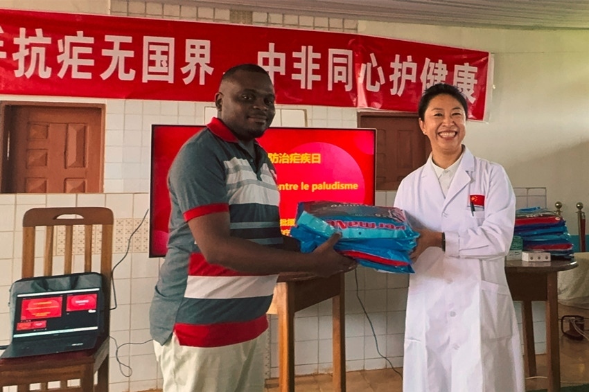 【3】贈(zèng)送抗瘧物資。中國(guó)（山西）第24批援喀麥隆姆巴爾馬尤醫(yī)療隊(duì) 供圖