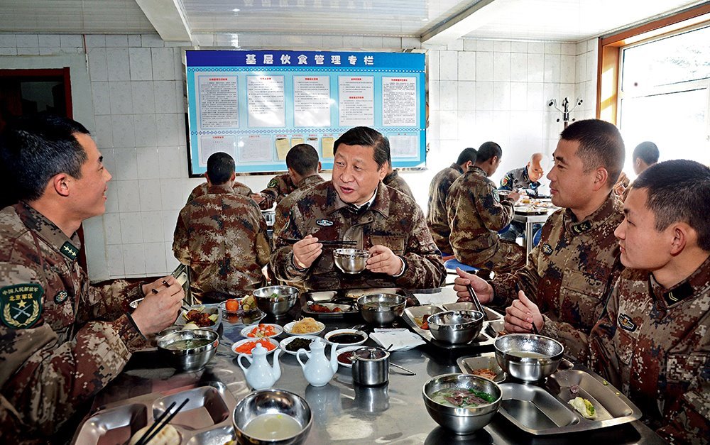 2014年1月26日，習(xí)近平主席專程來到內(nèi)蒙古軍區(qū)邊防某部，親切看望慰問戍邊官兵。這是在連隊食堂，習(xí)近平主席同戰(zhàn)士們一起用餐。