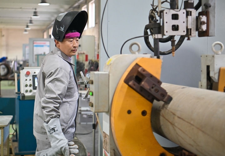 在中石化第四建設(shè)有限公司工匠學(xué)院，全國人大代表、中石化第四建設(shè)有限公司工匠學(xué)院焊接教練張振連操作自動焊機（2025年2月21日攝）。新華社記者 孫凡越 攝