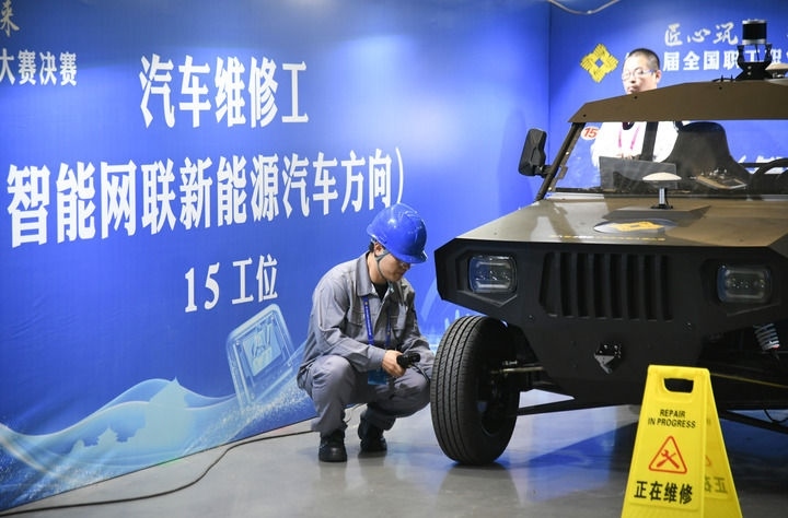 2024年9月11日，由全國總工會、人力資源和社會保障部等單位主辦的第八屆全國職工職業(yè)技能大賽決賽在陜西開幕。這是選手在位于西安國際會展中心的比賽場地參加汽車維修工（智能網(wǎng)聯(lián)新能源汽車方向）工種比賽。新華社記者 張博文 攝