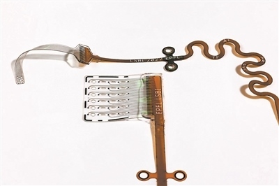 新開(kāi)發(fā)的ABI旨在輕柔地貼合腦組織，提高信號(hào)精度和患者舒適度。圖片來(lái)源：瑞士洛桑聯(lián)邦理工學(xué)院