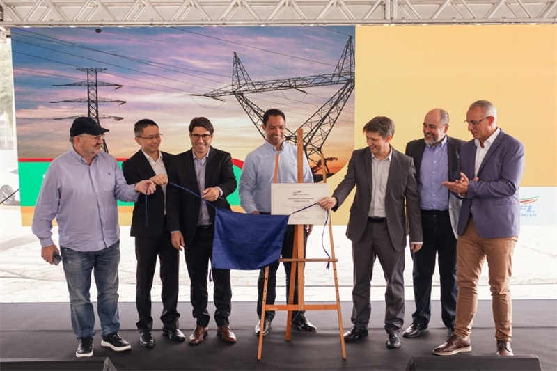 CPFL公司執(zhí)行副總裁弗拉維奧·恩里克·里貝羅（中）、CPFL輸電公司總裁李甫（左二）、南里奧格蘭德州州議員阿洛伊西奧·克拉斯曼（左一）、州長代表豪爾赫·波佐邦（右一）等出席投運儀式。 中國國家電網(wǎng)巴西電力CPFL公司供圖