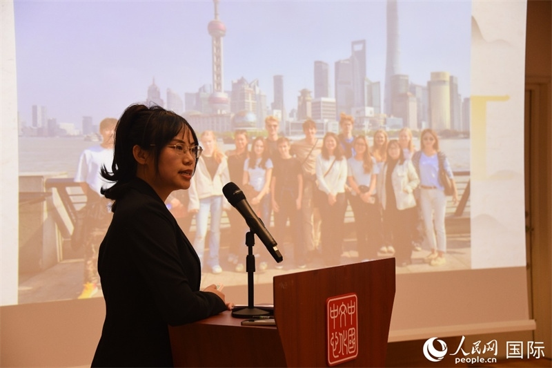 斯德哥爾摩考試中心經(jīng)理陳曦介紹“漢語水平考試”情況。人民網(wǎng)記者 殷淼攝