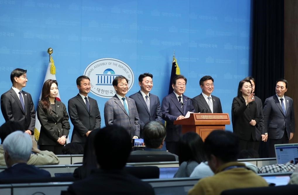 4月11日，李在明在韓國(guó)首爾舉行的新聞發(fā)布會(huì)上介紹他的總統(tǒng)競(jìng)選團(tuán)隊(duì)。新華社記者姚琪琳攝