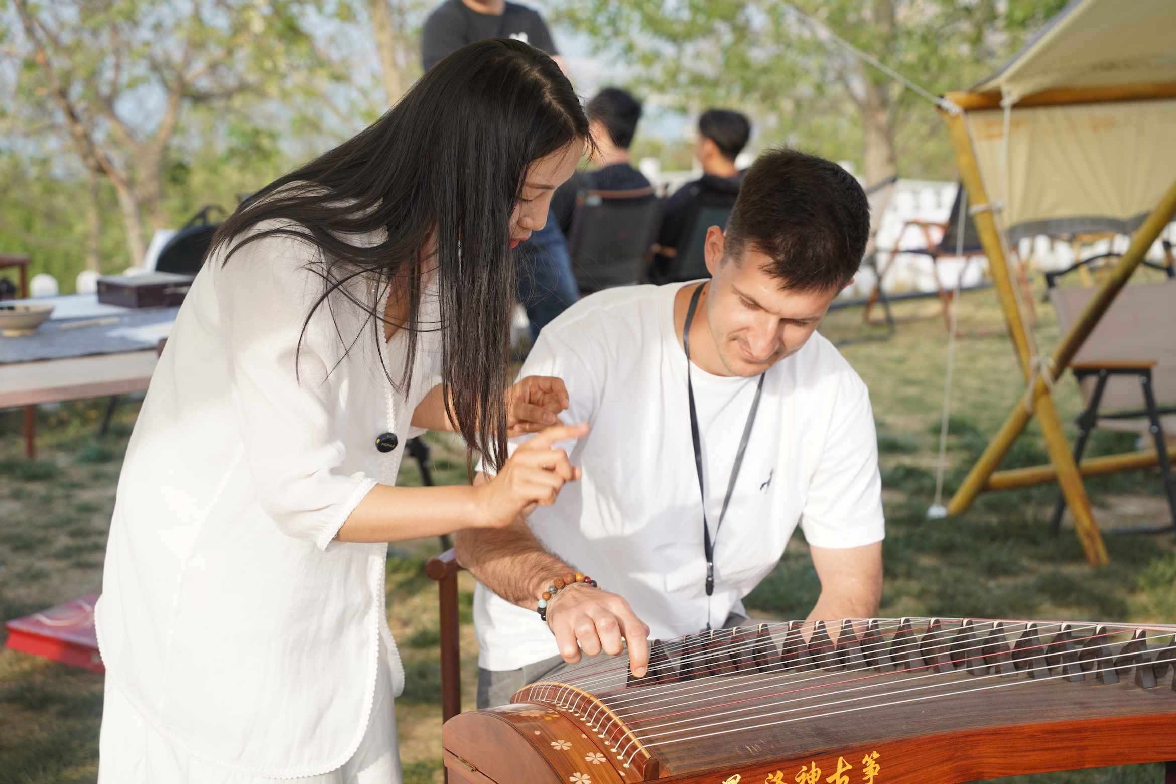 外媒體記者古箏體驗。主辦方供圖