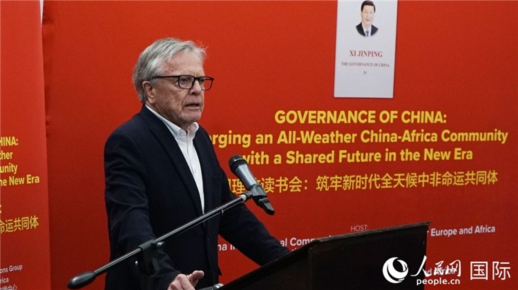 南非前駐日本、西班牙、馬達(dá)加斯加大使、浙江師范大學(xué)非洲研究院資深研究員赫特·赫羅布勒在讀書會(huì)上發(fā)言。人民網(wǎng) 劉暢攝