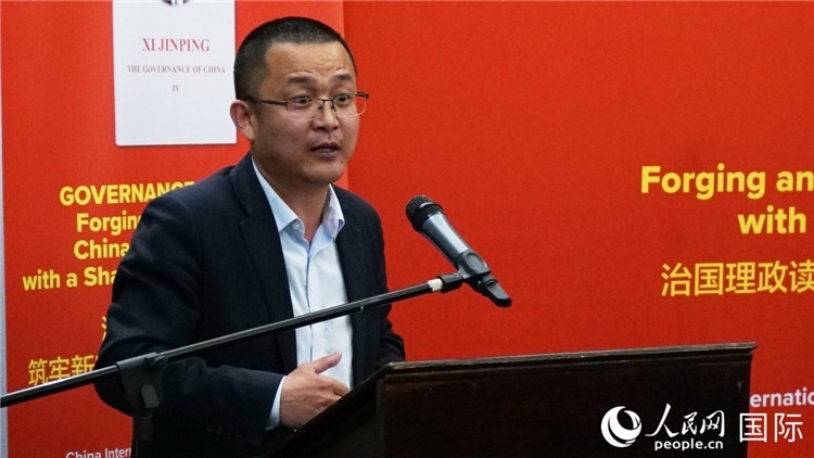 中非青年婦女協(xié)會(huì)主席、南非大學(xué)教授秦效順在讀書會(huì)上發(fā)言。人民網(wǎng) 劉暢攝