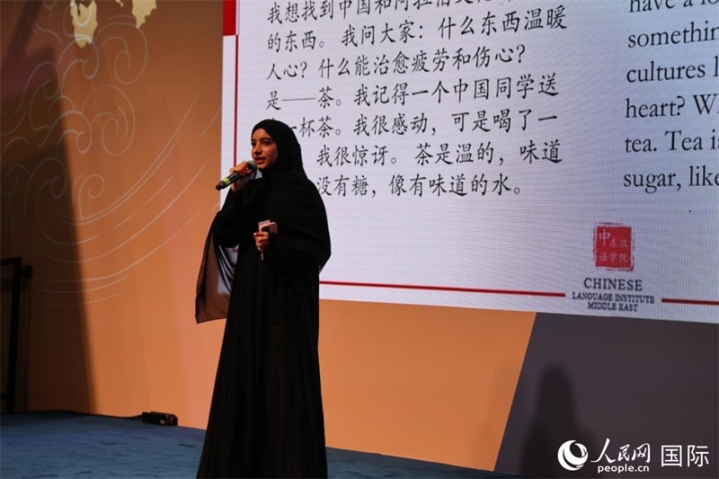 第四屆“阿聯(lián)酋眼中的中國(guó)”中文比賽上，一位阿聯(lián)酋漢語(yǔ)學(xué)習(xí)者與觀眾分享對(duì)中國(guó)茶文化的思考。人民網(wǎng)記者 張志文攝