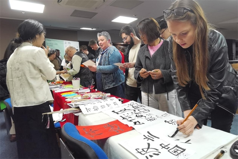 現(xiàn)場來賓體驗(yàn)中國傳統(tǒng)文化。中國駐波蘭大使館供圖。