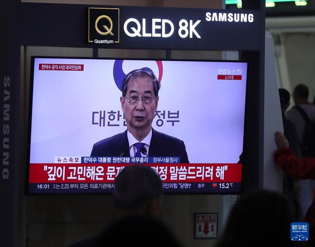 5月1日，在韓國(guó)首爾火車站，民眾觀看韓德洙辭職的新聞。新華社記者 姚琪琳 攝