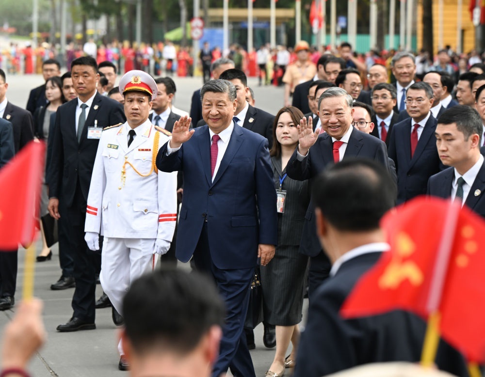 4月14日，中共中央總書記、國家主席習(xí)近平抵達(dá)河內(nèi)對越南進(jìn)行國事訪問。當(dāng)日下午，越共中央總書記蘇林為習(xí)近平舉行隆重歡迎儀式。這是歡迎儀式后，習(xí)近平和蘇林一同步行前往越共中央駐地舉行會談時，向歡迎人群揮手致意。新華社記者 張領(lǐng) 攝
