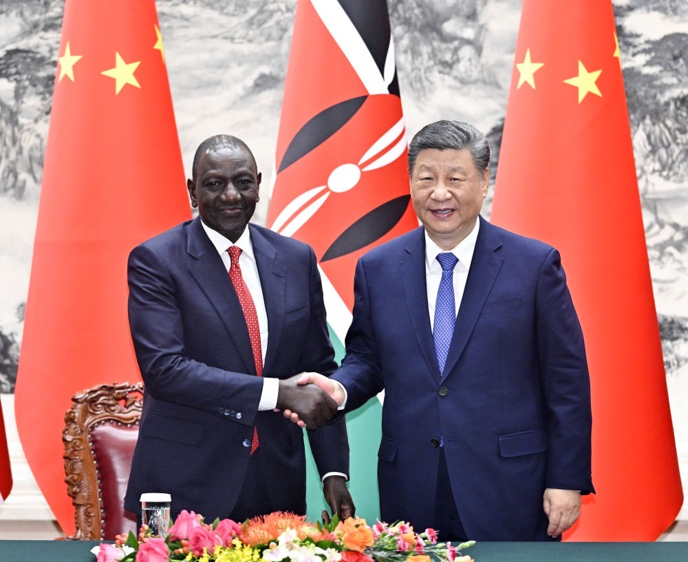 4月24日上午，國家主席習(xí)近平在北京人民大會堂同來華進(jìn)行國事訪問的肯尼亞總統(tǒng)魯托舉行會談。這是習(xí)近平同魯托握手。新華社記者 岳月偉 攝