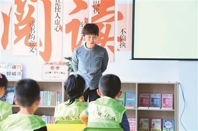 田桂月帶領(lǐng)孩子共讀繪本《點(diǎn)》。李澤罡攝