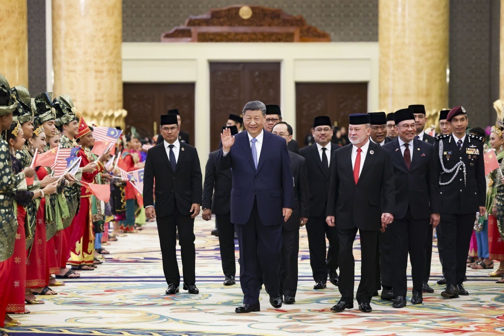 4月16日上午，馬來西亞最高元首易卜拉欣在馬來西亞國家王宮同中國國家主席習(xí)近平舉行會見。會見后，習(xí)近平出席易卜拉欣舉行的歡迎宴會。這是習(xí)近平向歡迎人群揮手致意。新華社記者 黃敬文 攝