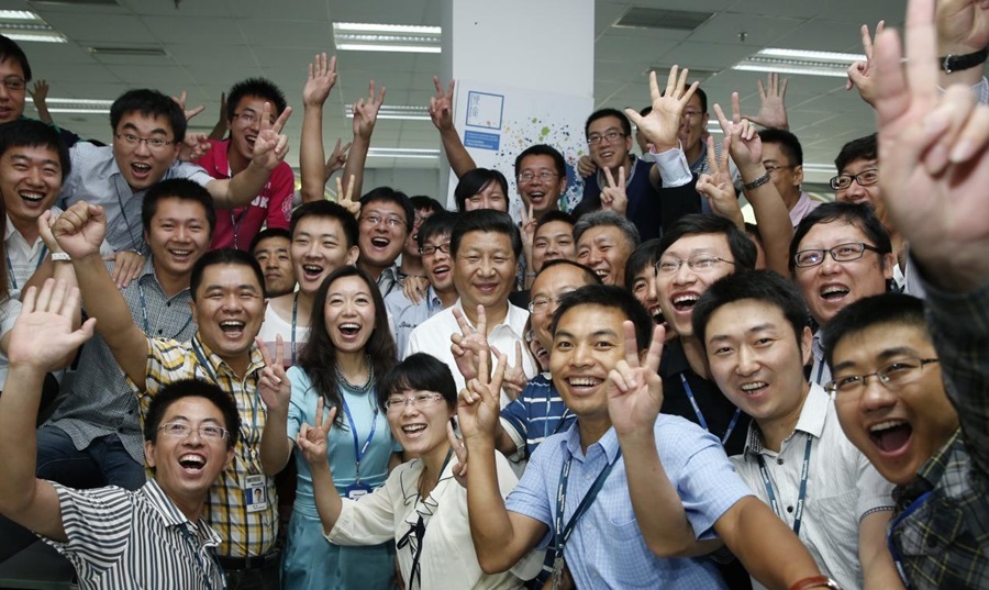 2013年8月29日，習近平總書記在東軟集團（大連）有限公司同年輕員工親切合影。新華社記者 鞠鵬 攝