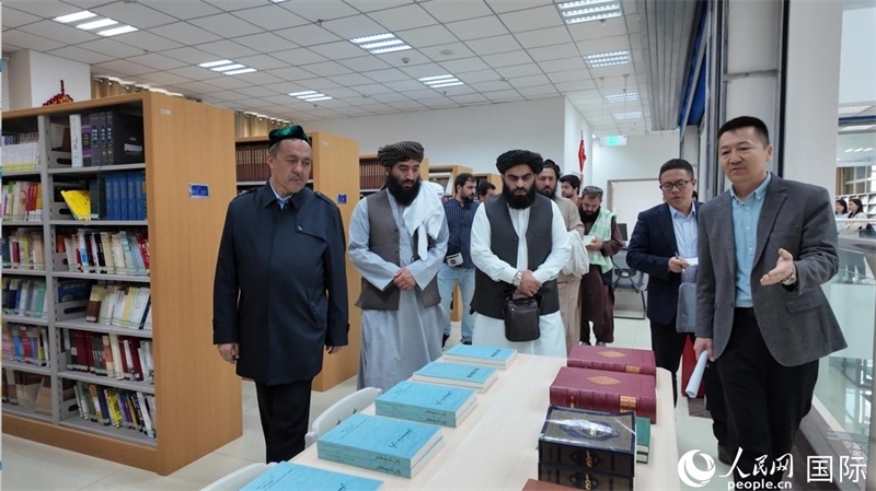 代表團(tuán)在新疆伊斯蘭教經(jīng)學(xué)院圖書館參觀。人民網(wǎng)記者 章凱風(fēng)攝