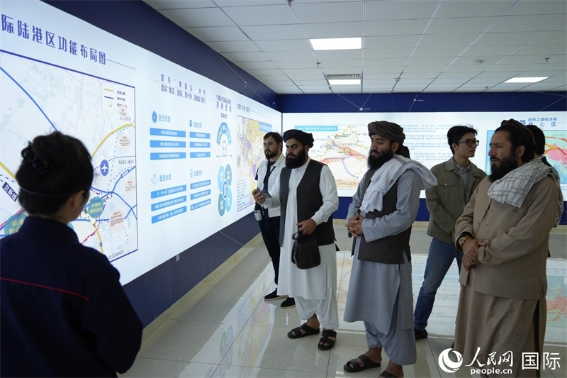 代表團(tuán)在烏魯木齊國際陸港區(qū)參觀。人民網(wǎng)記者 章凱風(fēng)攝