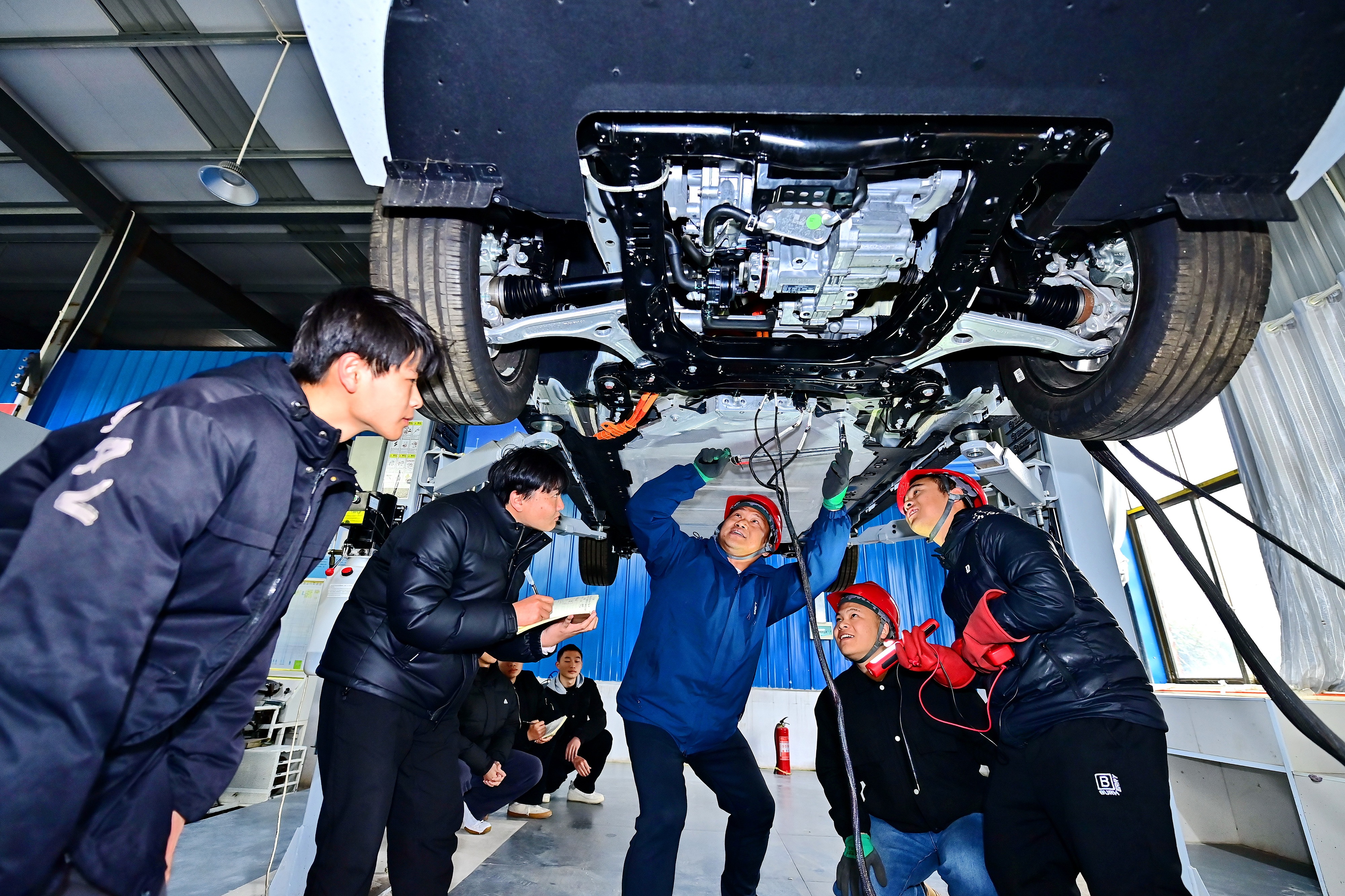 2025年2月，江西省宜春市，豐城市的一所技工學(xué)校實訓(xùn)基地內(nèi)，新能源汽車運維專業(yè)學(xué)生在老師的指導(dǎo)下學(xué)習(xí)新能源汽車電池包檢修技術(shù)。