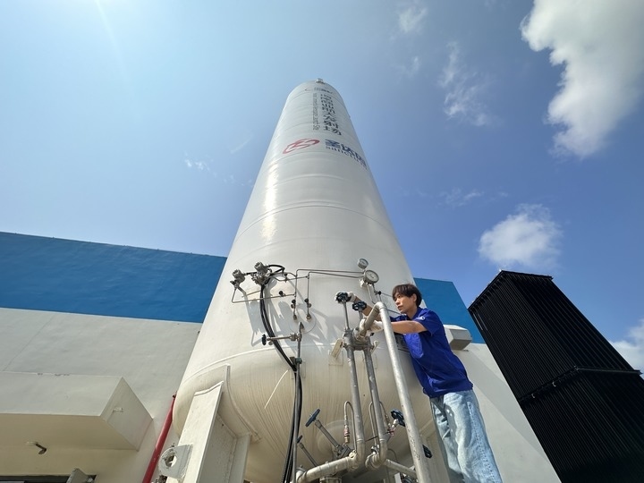 陳恩偉在海南商業(yè)航天發(fā)射場技術(shù)區(qū)罐區(qū)進(jìn)行液氮轉(zhuǎn)注前準(zhǔn)備。新華社記者 陳凱姿 攝