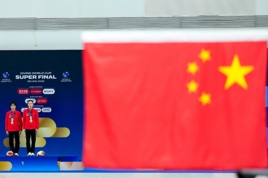 5月2日，獲得2025年跳水世界杯總決賽女子雙人10米臺(tái)冠軍的中國(guó)組合陳芋汐（右）/全紅嬋在頒獎(jiǎng)儀式上。新華社記者 鞠煥宗 攝