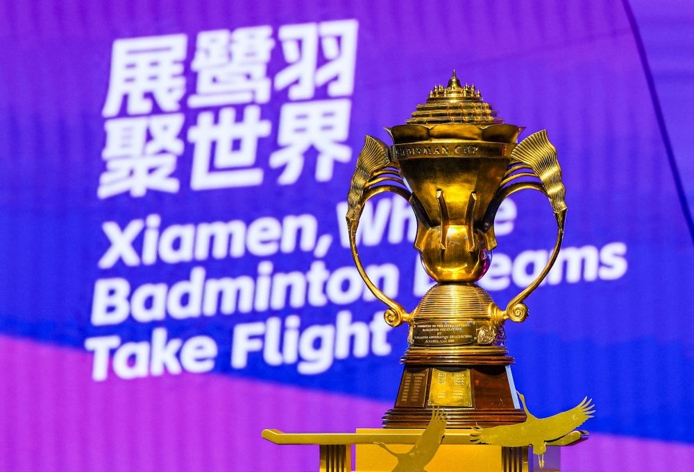 這是5月4日在決賽前拍攝的蘇迪曼獎杯。新華社記者 孫非 攝