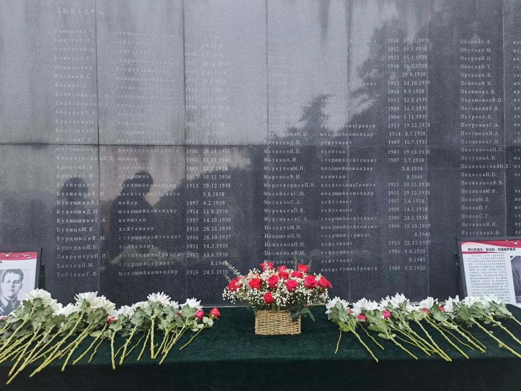 在南京抗日航空烈士紀(jì)念館鐫刻有蘇聯(lián)籍抗日航空英烈名錄的紀(jì)念碑前，擺放著人們獻(xiàn)上的鮮花（2024年11月22日攝）。新華社記者 邱冰清 攝