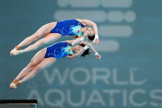 5月2日，陳芋汐（上）/全紅嬋在比賽中。新華社記者 鞠煥宗 攝