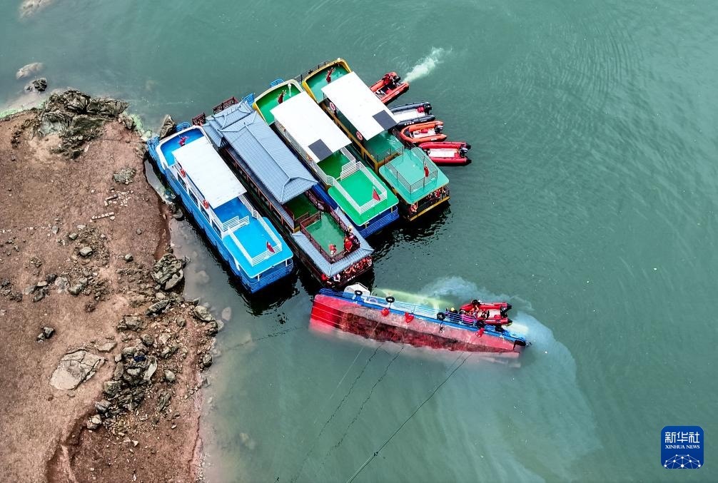 5月5日，救援人員在對傾覆船只進(jìn)行搜救（無人機(jī)照片）。新華社記者 劉續(xù) 攝